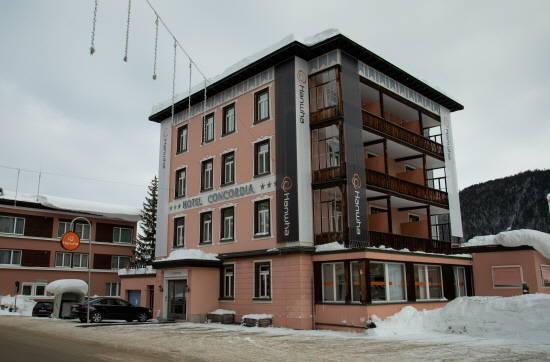 한화그룹은 다보스 주요 행사가 열리는 콩그레스센터 인근에 통째로 빌린 콩코디아 호텔(사진 중앙)외벽에 'HANWHA' 브랜드를 노출하고, 다보스 진입도로 입구 전광판에 한화 광고를 게재했다. ⓒ 한화