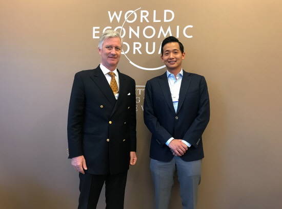 김동관 한화큐셀 전무(오른쪽)은 지난 22일 다보스 현지에서 필립 벨기에 국왕(왼쪽)과 면담을 갖고, 유럽 신재생 에너지 시장전망과 향후 지구 온난화라는 전지구적 과제를 해결하기 위해 필요한 노력에 대해 의견을 나눴다. ⓒ한화