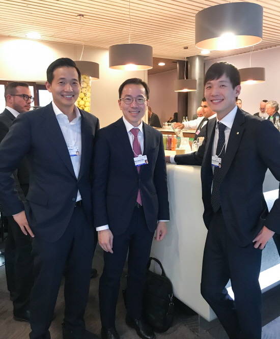 김동원 한화생명 상무(왼쪽 두번째)는 23일 다보스 현지에서 동남아시아에서 스타트업 기업에 투자를 하는 비캐피탈 창업자 라지 갱굴리(오른쪽 두번째)와 미팅을 가졌다. ⓒ한화