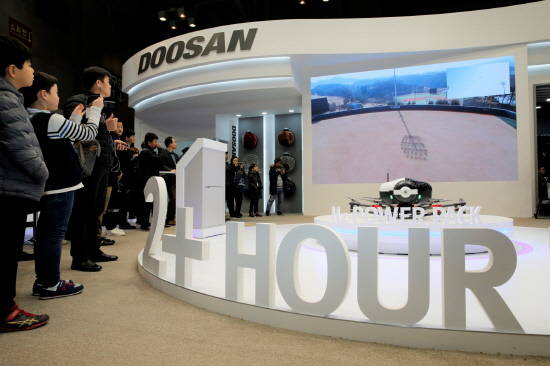 부산 벡스코에서 열린 '2019 드론쇼코리아'에서 원격조종을 통해 300㎞떨어진 이천 베이스파크 드론을 운용하는 모습을 시연하고 있다. ⓒ 두산