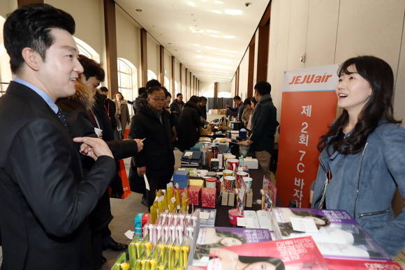 기념식에 앞서 제주항공 임직원은 자선 바자회를 열었으며, 수익금은 보육시설 어린이들의 새학기 학용품 구입을 위한 비용으로 쓰여질 예정이다. ⓒ 제주항공