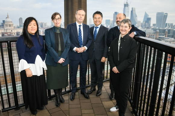 왼쪽부터 이숙경 테이트 모던 국제 미술 수석 큐레이터, 아나 커틀러 테이트 교육·리서치 디렉터, 라이오넬 바버 테이트 이사회 의장, 현대차 고객경험본부장 조원홍 부사장, 아킴 보르하르트흄 테이트 모던 전시·프로그램 총괄, 프란시스 모리스 테이트 모던 관장이 기념촬영 하는 모습. ⓒ Matt Stokes for Miranda Parry Photography