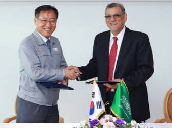 현대중공업이 사우디전력청과 MOU 체결 후 양측 관계자가 기념촬영을 했다(왼쪽). 분사 전인 2016년이므로 아직 주영걸 현대중공업 전기전자시스템 사업대표라고 불리던 때다. ⓒ 현대중공업