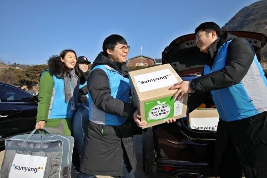삼양그룹 임직원과 가족 약 70명은 지난 27일 서울 경기상업고등학교에서 열린 아름다운나눔보따리 행사 '배달천사'로 참여해 생필품이 담긴 나눔보따리를 이웃에게 전했다. ⓒ 삼양그룹