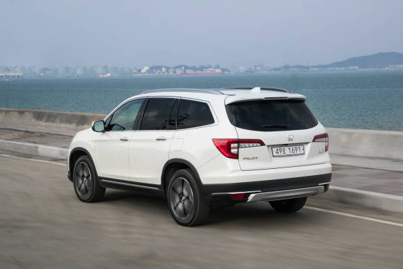 혼다 SUV 라인업의 맏형인 파일럿은 온 가족이 일상생활뿐 아니라 아웃도어 라이프스타일을 보다 편안하고 안전하게 즐길 수 있도록 개발된 대형 SUV다. ⓒ 혼다코리아