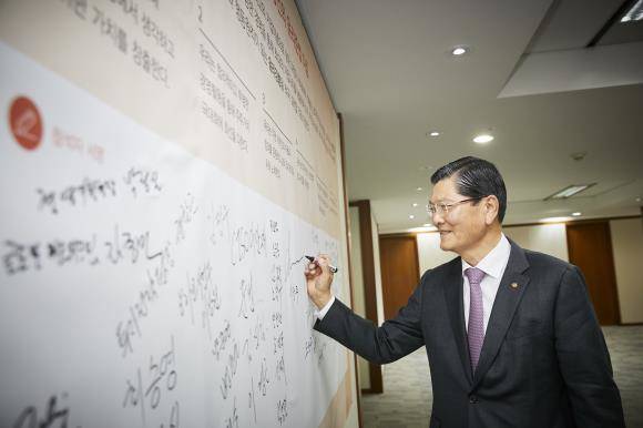 차남규 한화생명 부회장이 '윤리준법 서약서'에 서명하고 있다. ⓒ 한화생명