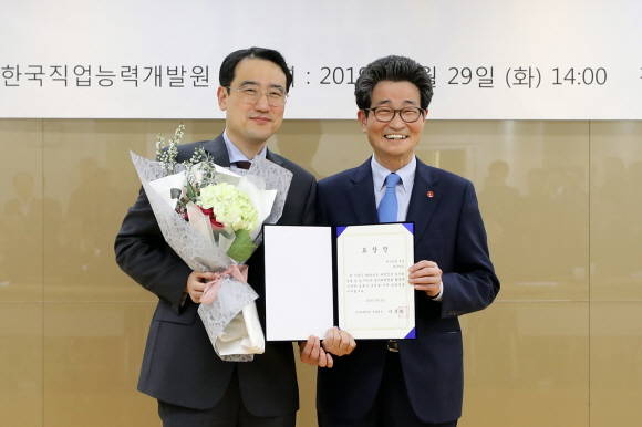 KT광화문빌딩에서 제주항공 이석주 대표이사(왼쪽)가 이목희 일자리위원회 부위원장(오른쪽)으로부터 2018년 대한민국 일자리창출 유공 표창을 받고 기념촬영을 하고 있다. ⓒ 제주항공