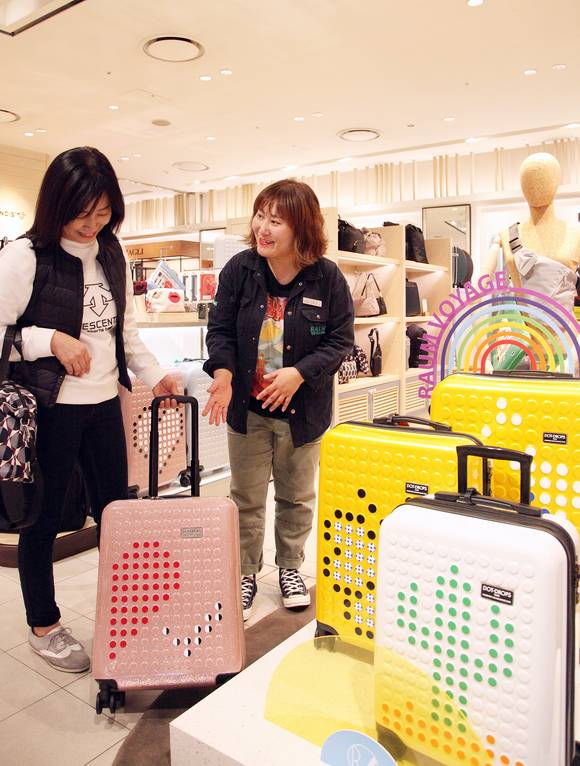 신세계센텀시티 지하1층 라움보야지 매장에서 고객이 캐리어를 고르고 있다. ⓒ 신세계센텀시티