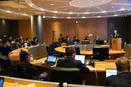 MIT 교수진과 글로벌 스타트업 기업 6곳은 29일 효성 본사를 방문해 'MIT ILP 세미나'를 개최했다. 사진은 나노광섬유·인공근육·스마트섬유 등에 대해 소개하고 있는 폴리나 아니키바 교수. ⓒ 효성