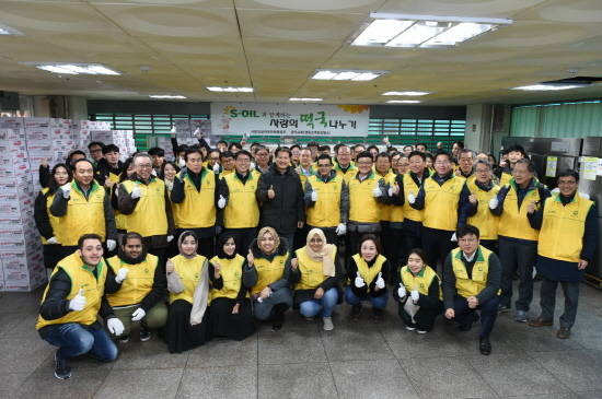 에쓰오일이 30일 서울 영등포 광야교회 노숙자 무료 급식센터에서 '설날맞이 사랑의 떡국나누기' 봉사활동을 펼쳤다. 오스만 알 감디 CEO(아래 두번째 줄 좌측 여섯번째), 임명희 광야교회 목사(아래 두번째 줄 좌측 다섯번째), 류열 에쓰오일 사장(아래 두번째 줄 좌측 네번째). ⓒ 에쓰오일