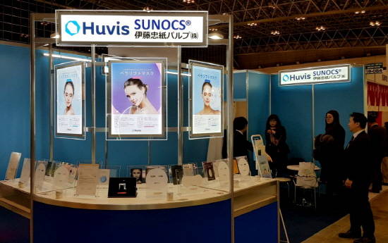 30일 개최한 일본 도쿄 '코스메테크 2019' 참가한 휴비스 전시장에 관람객들이 방문해 관람하고 있다. ⓒ 휴비스