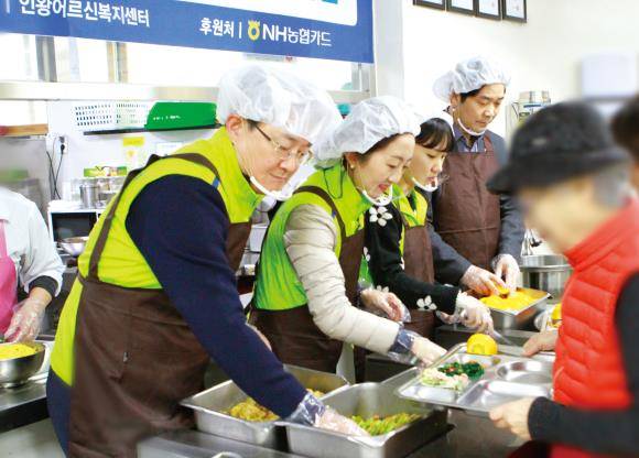30일 이인기 NH농협카드 사장을 비롯한 봉사단 임직원이 설 명절을 맞아 떡국 나눔 봉사활동을 진행하고 있다. ⓒ NH농협카드