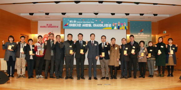 강서구 아시아나항공 오즈홀에서 개최된 제1회 사회공헌의 날 행사에서 아시아나항공 한창수 사장과 활동 연계 기관장들이 기념촬영을 하고 있다. ⓒ 아시아나항공