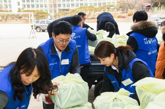 효성 임직원들이 지난 30일 이화여자고등학교 체육관에서 열린 '2019 사랑의 떡국 나누기'에서 떡국 재료를 담은 선물 바구니를 제작해 어려운 이웃에게 전달했다. ⓒ 효성