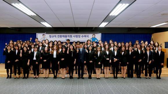 우리카드 '정규직 전환 채용 직원 사령장 수여식' 후 기념 촬영하는 모습. 이들은 설 연휴 후 7일 첫 출근했다. ⓒ 우리카드