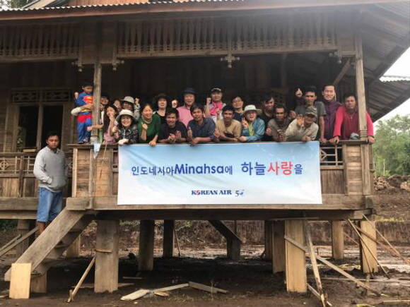 대한항공 사내봉사단원들이 고아원 생활관의 기초공사 후 현지 주민들과 함께 기념촬영을 하는 모습. ⓒ 대한항공