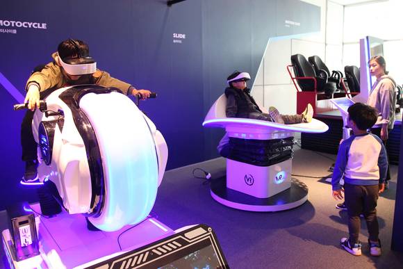 신세계 센텀시티 4층 VR체험존 'VR런'에서 아이들이 모터싸이클, 슬라이드 게임을 즐기고 있다. ⓒ 신세계센텀시티