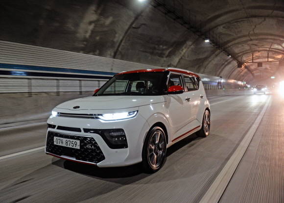 기아차는 쏘울 부스터가 파워풀한 드라이빙 성능은 물론, 최첨단 사양까지 갖춰 새롭게 태어났다고 설명했다. ⓒ 기아자동차