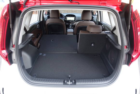 적재 공간은 기존 모델 대비 10ℓ 증가한 364ℓ(유럽 VDA 기준)의 화물공간을 확보했다. = 노병우 기자