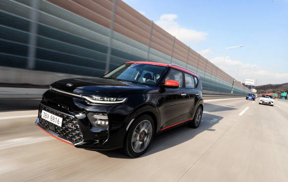 쏘울 부스터에 탑재된 터보엔진에는 응답성을 개선한 터보차저를 적용해 고속뿐 아니라 저중속 구간에서도 진정한 운전의 즐거움을 만끽할 수 있게 해준다. ⓒ 기아자동차