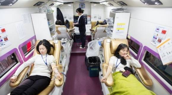 백혈병 어린이를 돕기 위한 '제14회 사랑 나눔 헌혈 행사'가 10일 신천지 부산교회 정문 앞에서 열린 가운데 성도들이 헌혈을 하고 있다. ⓒ 신천지자원봉사단 부산서부지부