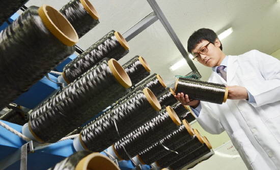 효성 안양기술원에서 연구원이 효성첨단소재 탄소섬유 제품을 살펴보고 있다. ⓒ 효성