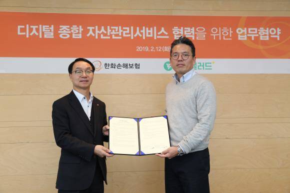김태열 한화손해보험 고객시장혁신실장(오른쪽)과 최재웅 레이니스트 CRO(수익부문 최고책임자)가 12일 한화손해보험 사옥에서 '디지털 자산관리 서비스' 협력을 위한 MOU 체결 후 기념촬영하고 있다. ⓒ 한화손해보험