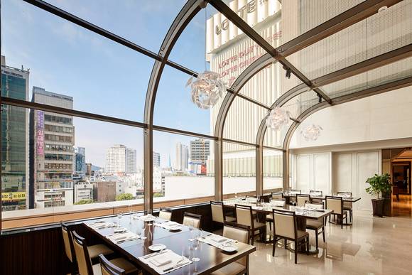 졸업, 입학 할인 이벤트를 진행하는 뷔페 라세느 내부. ⓒ 부산롯데호텔