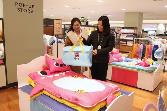 신세계 센텀시티 7층 유아동 침구 '핑크퐁' 팝업스토어에서 고객이 아이들의 침구류를 둘러보고 있다.ⓒ신세계 센텀시티
