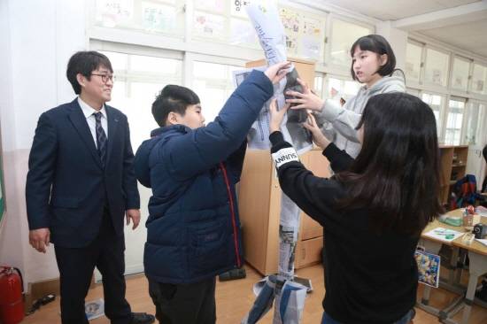 지난 12일 포항 청림초등학교 '주니어 인성교실-꿈과 희망 위드 포스코'에 참여하고 있는 오성근 포스코인재창조원 과장과 어린이들. ⓒ 포스코