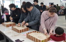 도로공사 군산휴게소에서 '편백나무 방향제 만들기' 행사를 열었다. ⓒ 한국도로공사