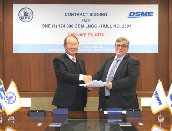 지난 14일 대우조선해양 서울사옥에서 정성립 사장(왼쪽)과 스타브로스 하찌그리고리스 마란가스社 사장이 LNG운반선 건조 계약서를 교환하고 있다. ⓒ 대우조선해양