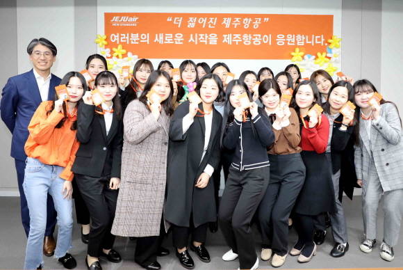 제주항공에 신규 입사한 20명의 특성화고 출신 신입사원들이 기념사진을 촬영하고 있다. ⓒ 제주항공