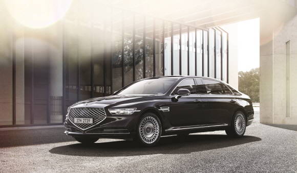 기존 모델 대비 전장이 총 290㎜ 늘어나 더욱 웅장한 외관과 여유로운 뒷좌석 공간을 확보한 G90 리무진. ⓒ 제네시스 브랜드