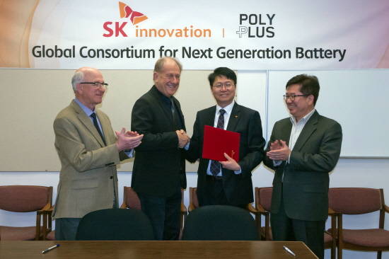 18일 오후 4시(현지시각) 미국 캘리포니아 버클리에서 이성준 SK이노베이션 기술혁신원장과 스티브 비스코 폴리플러스 배터리 컴퍼니 대표이사가 리튬 금속 전지 공동 개발 협약을 맺고 있다. 좌측부터 △유진 니먼 폴리플러스 R&D 디렉터 △폴리플러스 배터리 컴퍼니 스티브 비스코 대표이사 △SK이노베이션 이성준 기술혁신원장 △SK이노베이션 황경순 Global post. ⓒ SK이노베이션