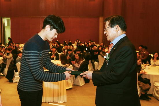 이근영 DB김준기문화재단 이사장(오른쪽)이 장학증서를 수여하고 있다. ⓒ DB그룹