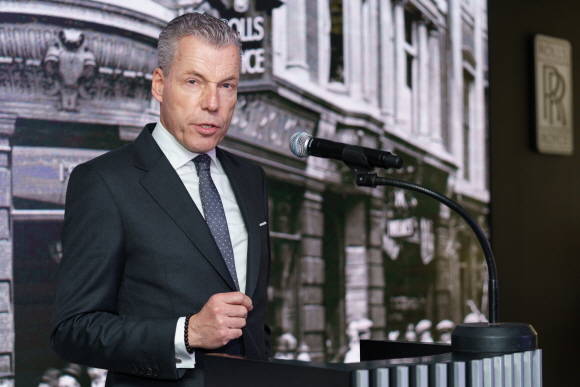 롤스로이스 모터카 CEO 토스텐 뮐러 오트보쉬가 서울 청담 부티크 개관식에 참석해 축하의 말을 전하고 있는 모습. ⓒ 롤스로이스 모터카