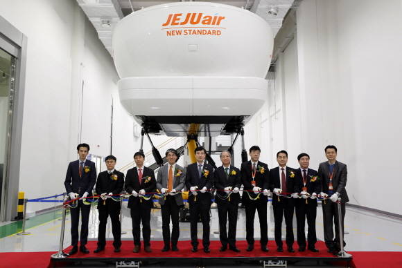 지난 19일 김포국제공항에서 진행된 시뮬레이터 도입행사에 참석한 제주항공 이석주 사장(왼쪽 다섯번째)을 비롯한 내·외빈들이 기념촬영을 하고 있다. ⓒ 제주항공