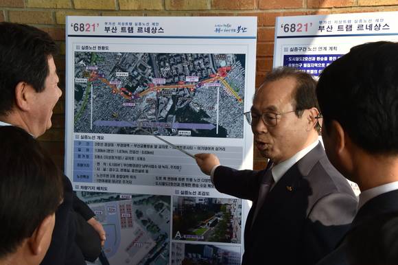 오거돈 시장이 부산지역 트램 구축 계획을 설명하고 있다. ⓒ 부산시