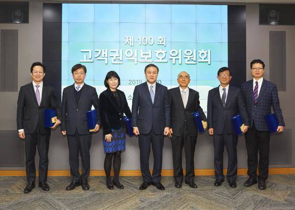 왼쪽부터 이동필 법무법인 의성 변호사, 황창근 홍익대 교수, 허경옥 성신여대 교수, 최영무 삼성화재 사장, 노일석 성신여대 교수, 김선정 동국대 교수, 최병규 건국대 교수가 '제100회 고객권익보호위원회'에 참석해 기념촬영을 하고 있다. ⓒ 삼성화재해상보험