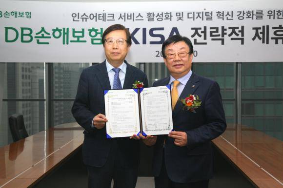 20일 강남구 DB금융센터에서 김정남 DB손해보험 사장(오른쪽)과 김석환 한국인터넷진흥원장이 인슈어테크사업 협력을 위한 전략적 제휴를 체결하고 기념촬영하고 있다. ⓒ DB손해보험