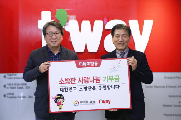 왼쪽부터 정홍근 티웨이항공 대표이사와 한상목 대한민국재향소방동우회 사무총장이 기념촬영을 하고 있다. ⓒ 티웨이항공