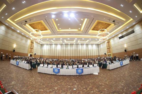 '2019 동남아시아 평화포럼' 참가자들이 DPCW에 서명한 후 기념촬영을 하고 있다. ⓒ HWPL