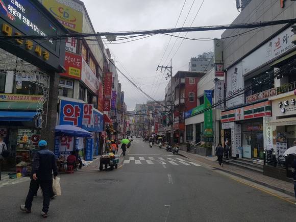 전깃줄이 어지러이 쳐진 과거 해운대 중심지였던 '애향길' 현재 모습. ⓒ 해운대구