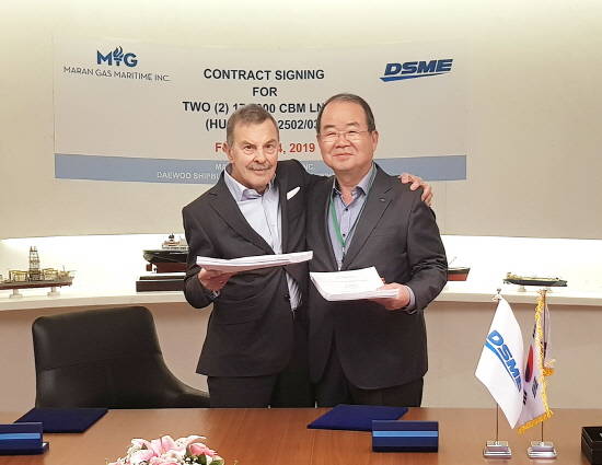 지난 24일(현지시간) 그리스에서 정성립 대우조선해양 사장(오른쪽)과 존 안젤리쿠시스 안젤리쿠시스 그룹 회장이 LNG운반선 건조 계약서에 서명한 뒤 기념촬영을 하고 있다. ⓒ 대우조선해양