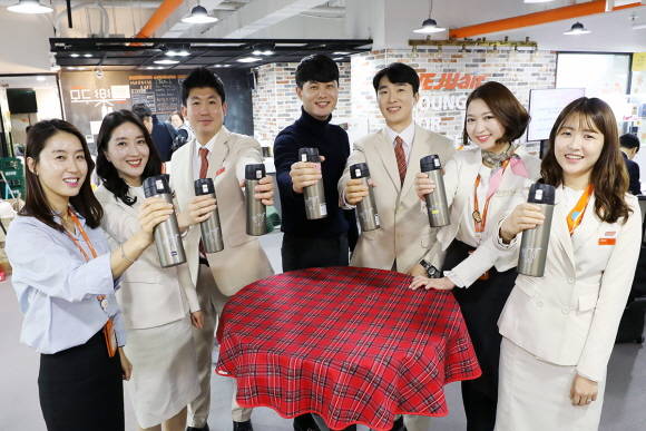 제주항공 임직원들이 제주항공의 장애인 표준사업장인 모두락 카페에서 개인 텀블러를 이용해 음료를 마시고 있다. ⓒ 제주항공