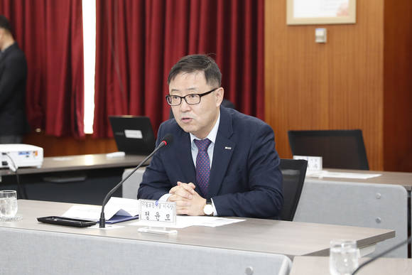 25일 오후 2시, 부산시청 26층 회의실에서 열린 '부산 민관합동 코워킹스페이스' 운영 협약식에 앞서 정윤모 기술보증기금이사장이 인사말을 하고 있다. ⓒ 기보