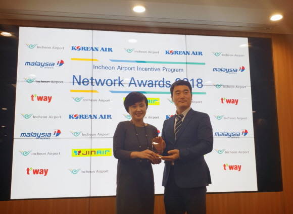 왼쪽부터 이현진 티웨이항공 인천공항지점장, 조우호 인천공항공사 허브화전략처장이 기념촬영을 하고 있다. ⓒ 티웨이항공