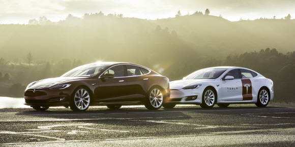 테슬라 Model S 차량과 모바일서비스 차량 모습. ⓒ 테슬라 코리아