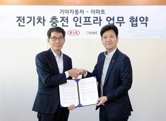 왼쪽부터 권혁호 기아차 국내영업본부장(부사장), 김득용 이마트 고객서비스본부장(부사장). ⓒ 기아자동차